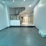 Nhà cho thuê nc: kdc đại phúc gần phạm hùng. diện tích: 120m2. trệt, 3 tầng 5p, 4 vệ sinh nt: trống. giá bán 22 triệu/th.