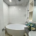 Tôi cần bán căn hộ 2 pn, diện tích 81m2, tầng trung thoáng mát, giá mong muốn 5 tỷ280, full nt