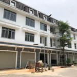 Bán căn nhà phố hiện đại đang xây thô 200m2 chốt sớm giá tốt