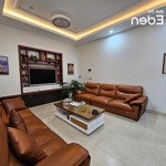 Nhà giống như biệt thự ngay trung tâm. đường nội bộ trần nhật duật. dt: 12x14m. giá: 13,8 tỷ