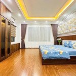 Giá đầu tư -bay gấp - ngã tư sở - 3 thoáng -ngõ ba gác - ô tô cách 56m -hàng xóm royal city- 8 ngủ.