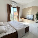 Thuê ngay căn hộ 1 phòng ngủ 40m2, nội thất đầy đủ, cửa sổ ngay ngã tư phú nhuận