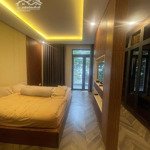 Bán nhanh nhà phố khu himlam quân 7, 100m2 chỉ 29,3 tỷ, có sổ có thang máy.