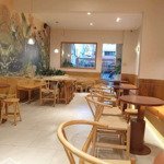 Quán kafe concept văn phòng hộp ống phong cách rất tây ngay bến thành