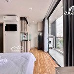 Studio bancong / cửa sổ mới 100% - có thang máy - vòng xoay trần phú