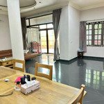 Nhà lam sơn. dt: 9m x 26m, nhà cũ tiện xây mới. cần bán 38 tỷ còn tl. hẻm xe hơi. chủ thiện chí.