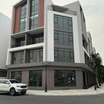 Cho thuê shophouse góc 3 thoáng, tổng diện tích sàn xây dựng lên đến 525 m2, ngay cạnh sông venice