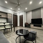 Cho thuê căn penhouse 1 ngủ tầng mái ban công cực rộng tại vinhomes marina