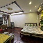 Cho thuê phòng ban công khu trung sơn: 40m2, lầu 1, full nội thất, phòng sàn gỗ đẹp. 7 triệu/tháng