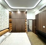 (căn penhouse hv2(villa trên không) 200m2 sử dụng. giá 6 tỷ 890. c chủ. đang cho thuê 25 tr