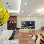 Gia đình cần bán căn 2 ngủ 106m2 royal city, ban công đông nam. đầy đủ nội thất, giá bán 8 tỷ 3