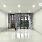 Văn phòng 35m2 vạn phúc city có ban công, thang máy máy lạnh, wc riêng, hầm để xe free. giá rẻ 6 tr