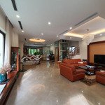 Cho thuê biệt thự 360m2 hoa phượng vinhomes riverside, hoàn thiện 4pn, đường rộng, thông, thang máy