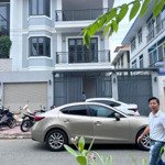 Bán biệt thự 290m2, 4pn, full tiện ích, đang cho thuê 40tr/tháng, quận 9, gần global city