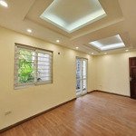 Bán nhà lạc long quân view hồ tây , 10m ra mặt phố , ngõ rộng dtic 46m 5 tầngmặt tiền5,2m