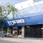 Showroom mặt tiền phạm văn đồng. p3. gò vấp -diện tích: 18 x 9m ( 155m2 ) -hđt : 110 triệu/tháng - 39 tỷ