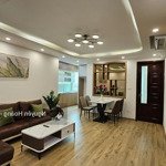 Tôi cần bán căn hộ 65m2, 2 ngủ 2 vệ sinh đầy đủ nội thất, tầng trung thoáng mát, giá bán 4 tỷ 550, sổ đỏ sẵn