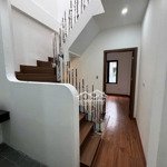 Duy nhất 1 căn nhà phố chùa láng.s 45m2. 4 tầng. mt ô tô đỗ gần cửa.lh: hoàng hải: 0912421259