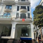 Cho gấp nhà mặt phố nguyễn công trứ, mặt tiền 15m, giá 125tr. lh em trang 0862 810464