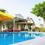 Bán nhà vườn nghỉ dưỡng,tổng diện tích 3462 m2, thổ cư 364m
+ gồm sân golf, hồ bơi, khu vui chơi