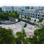 Một lô góc view công viên bể bơi sẵn nhà thô 3,5 tầng