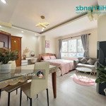 1phòng ngủ cửa sổ lớn, thoáng, rộng 40m2, sát quận 1, hàng xanh, giá rẻ, thang máy. full nội thất.