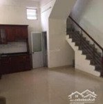 Cho thuê nhà 3 tầng diện tích 40m2, gần chợ diêm gỗ và trường tiểu học, giá thuê 6 triệu / tháng