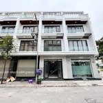 Bán căn nhà áp góc, cạnh công viên, diện tích 48m giá chỉ 3,3 tỷ em hiếu: 0347.391.919