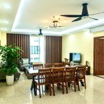 Cần cho thuê căn penthouse 4 phòng ngủ lớn và 2 phòng gác mái, diện tích cực lớn 205m2 view biển