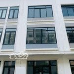 "vip" shophouse vinhomes hàm nghi - mỹ đình. dt 93m2, 5 tầng thông sàn, thang máy cuối nhà.