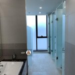 Cho thuê văn phòng tòa nhà mặt phố phố huế, dt 80m2, giá 15 triệu/tháng. điều hòa, thang máy, đkkd