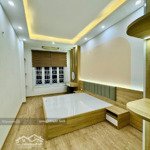 Hoàng quốc việt, phân lô, dân xây chắc chắn, 30m2, 5 tầng, chỉ hơn 5 tỷ.