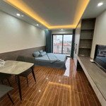 Cho thuê căn hộ studio full đồ có ban công 40m2 ngay phố lâm hạ gần hàng không 7 triệu: 0916393862