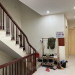 Cho thuê căn hộ 2 pn, dt 70m2 full đồ trong tòa nhà dân xây 6 tầng, có thang máy, phí dịch vụ rẻ