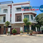 Cho thuê biệt thự kdc đạt gia garden, hóc môn. nhà 3 lầu, căn góc đẹp, đầy đủ nội thất 4pn, 30tr.