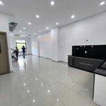 Nhà phố view hồ mặt tiền đường 25m, 100m2, 3 lầu, nhà mới cho thuê chỉ 28 triệu, 0942919386 e cung