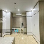 Chính chủ cần bán 32m2 nhà 4,5 tầng, cách 100m ra đường hồng tiến. ô tô đỗ cửa, có thang máy