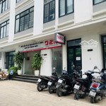 Cho thuê nhà vinhomes gardenia hàm nghi	dt 93m, 5 tầng, mt 6m, thông sàn, thang máy điều hòa,nl 52