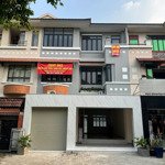 Mặt tiền kinh doanh, showroom siêu đông đúc 8x17 mét vỉa hè 5 mét đỗ xe thoải mái