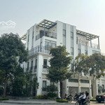 Tôi cần bán căn 75m2 mặt công viên trung tâm the manor, hướng đông nam, có thang máy