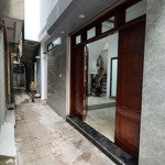 Cần bán gấp nhà mặt ngõ đê la thành quận vip đông đa 40m2;5tầng;mặt 3,5m; 3 phòng ngủrộng;8,5tỷ.nhà đẹp