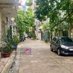 Bán nhà lạc trung, gara ô tô, vỉa hè, ở cực sướng, dân trí cao