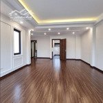 Cho thuê nhà mặt phố khu hoàng cầu. 55m2 x 6 tầng thông sàn, có thang máy. nhà mới, đồ cơ bản. 45 triệu/th