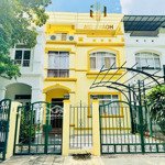 Bán biệt thự compound hưng thái 1 phú mỹ hưng quận 7 - 126m2 - 3 tầng - giá siêu rẻ chỉ 27.5 tỷ