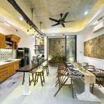 Phố trung tâm sơn trà, đường 11 mét, ngay biển, giá 6.9 tỷ, 98m2, ngang 7 mét, 3 tầng.