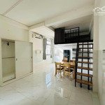 Cho thuê căn hộ có gác cao cấp, cửa sổ đón nắng rộng 35m2 ở hồ văn huê gần sân bay ở phú nhuận