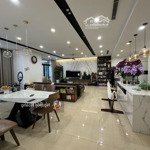 Bán gấp căn hộ 3 phòng ngủtại royal city, căn góc, 181m2, 17.5 tỷ, liên hệ: 0365 691 228