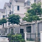 Biệt thự 135m2. cách chợ ninh hiệp 3km. cách aeon long biên 6km. biệt thự centa vsip bắc ninh