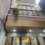 Bán gấp nhà mới nở hậu đê la thành 5 tầng 40m2 ngõ nông, gần phố, nội thất đẹp, ở + cho thuê tốt