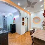 Cho thuê căn hộ 1pn đầy đủ nội thất với cửa sổ to sạch sẽ giá hữu nghị ngay cộng hòa